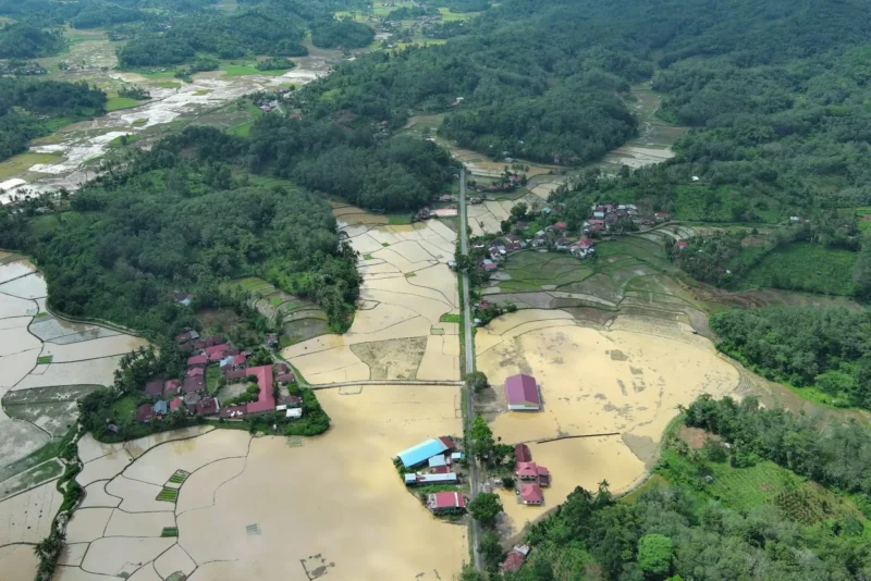Hujan lebat memicu banjir dan longsor di sejumlah wilayah Kabupaten Tanah Datar, Selasa (13/5/2026). (Foto: Kominfo Tanah Datar)