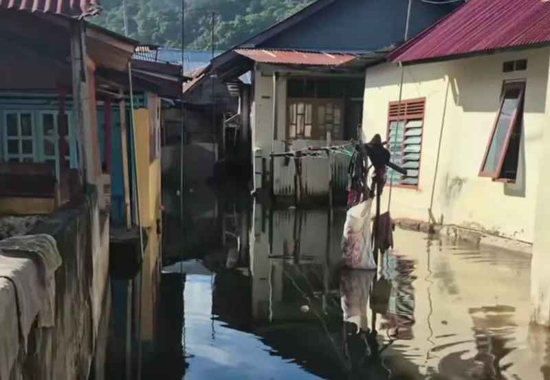 Banjir rob menimpa rumah warga di Kelurahan Berok Nipah, Kecamatan Padang Barat, Kamis (21/5/2026). (Foto: Tiktok @wahe13_)