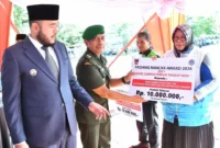Wali Kota Padang Fadly Amran menyaksikan penyerahan penghargaan kepada Direktur Bank Sampah Unit Pasie Nan Tigo, Maivita, Rabu (20/5/2026). (Foto: Diskominfo Padang)