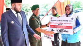 Wali Kota Padang Fadly Amran menyaksikan penyerahan penghargaan kepada Direktur Bank Sampah Unit Pasie Nan Tigo, Maivita, Rabu (20/5/2026). (Foto: Diskominfo Padang)