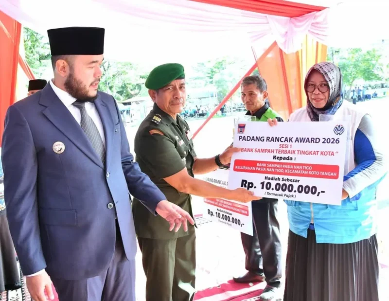 Wali Kota Padang Fadly Amran menyaksikan penyerahan penghargaan kepada Direktur Bank Sampah Unit Pasie Nan Tigo, Maivita, Rabu (20/5/2026). (Foto: Diskominfo Padang)