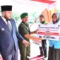 Wali Kota Padang Fadly Amran menyaksikan penyerahan penghargaan kepada Direktur Bank Sampah Unit Pasie Nan Tigo, Maivita, Rabu (20/5/2026). (Foto: Diskominfo Padang)