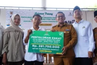 Bupati Tanah Datar Eka Putra menyerahkan beasiswa secara simbolis kepada calon mahasiswa di Gazebo Indojolito Batusangkar, Senin (18/5/2026). (Foto: Prokopim Tanah Datar)