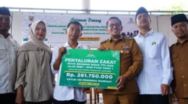 Bupati Tanah Datar Eka Putra menyerahkan beasiswa secara simbolis kepada calon mahasiswa di Gazebo Indojolito Batusangkar, Senin (18/5/2026). (Foto: Prokopim Tanah Datar)