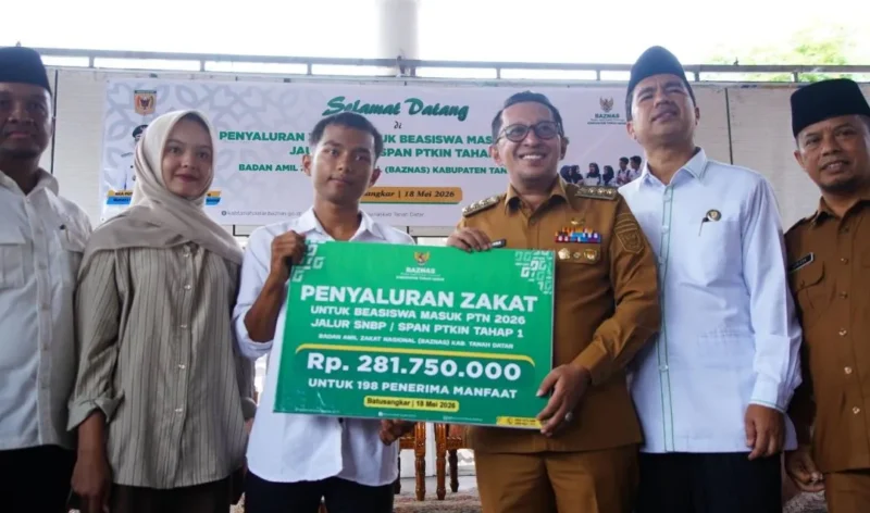 Bupati Tanah Datar Eka Putra menyerahkan beasiswa secara simbolis kepada calon mahasiswa di Gazebo Indojolito Batusangkar, Senin (18/5/2026). (Foto: Prokopim Tanah Datar)