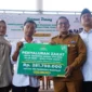 Bupati Tanah Datar Eka Putra menyerahkan beasiswa secara simbolis kepada calon mahasiswa di Gazebo Indojolito Batusangkar, Senin (18/5/2026). (Foto: Prokopim Tanah Datar)
