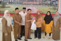 Penyerahan bantuan permakanan bagi ibu hamil di Gedung Pertemuan Umum (GPU) Kecamatan Pulau Punjung, Sungai Dareh, Selasa (12/5/2026). (Foto: Diskominfo Dharmasraya)