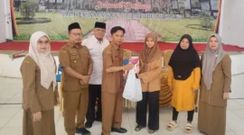 Penyerahan bantuan permakanan bagi ibu hamil di Gedung Pertemuan Umum (GPU) Kecamatan Pulau Punjung, Sungai Dareh, Selasa (12/5/2026). (Foto: Diskominfo Dharmasraya)