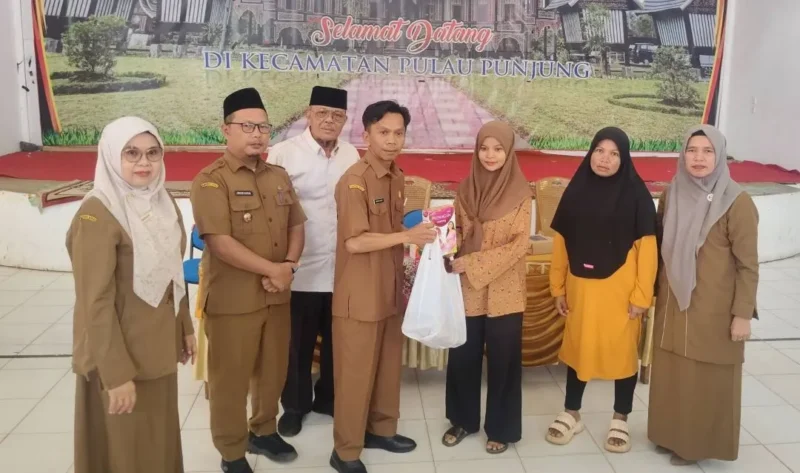 Penyerahan bantuan permakanan bagi ibu hamil di Gedung Pertemuan Umum (GPU) Kecamatan Pulau Punjung, Sungai Dareh, Selasa (12/5/2026). (Foto: Diskominfo Dharmasraya)