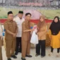Penyerahan bantuan permakanan bagi ibu hamil di Gedung Pertemuan Umum (GPU) Kecamatan Pulau Punjung, Sungai Dareh, Selasa (12/5/2026). (Foto: Diskominfo Dharmasraya)