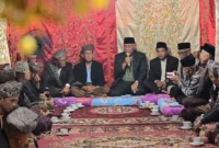 Gubernur Sumbar Mahyeldi Ansharullah menghadiri Batagak Pangulu Zulhamdi Nova Candra IB, A.Md di Nagari Guguak Panjang, Bukittinggi, Minggu (17/5/2026). (Foto: ADPSB)