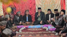Gubernur Sumbar Mahyeldi Ansharullah menghadiri Batagak Pangulu Zulhamdi Nova Candra IB, A.Md di Nagari Guguak Panjang, Bukittinggi, Minggu (17/5/2026). (Foto: ADPSB)