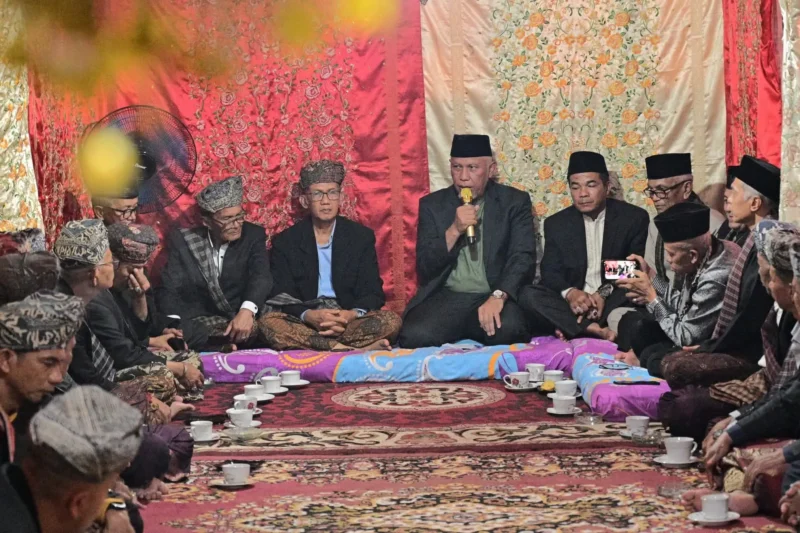 Gubernur Sumbar Mahyeldi Ansharullah menghadiri Batagak Pangulu Zulhamdi Nova Candra IB, A.Md di Nagari Guguak Panjang, Bukittinggi, Minggu (17/5/2026). (Foto: ADPSB)