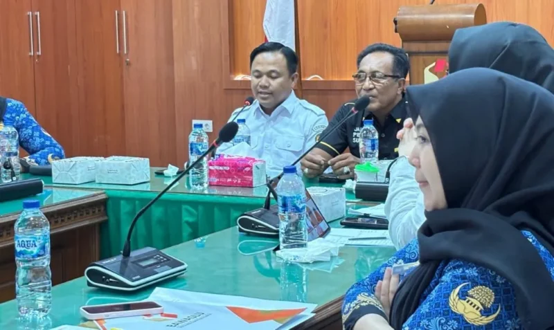 Bawaslu Sumbar menggelar rapat penguatan kemitraan strategis secara hybrid di Kantor Bawaslu Sumbar, Rabu (20/5/2026). (Foto: Ist)