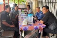 Bawaslu Sumbar dan awak media adu gagasan terkait pemisahan Pemilu nasional dan lokal di Warung Teh Talua, Padang, Rabu (20/5/2026). (Foto: Ist)