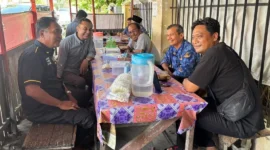 Bawaslu Sumbar dan awak media adu gagasan terkait pemisahan Pemilu nasional dan lokal di Warung Teh Talua, Padang, Rabu (20/5/2026). (Foto: Ist)
