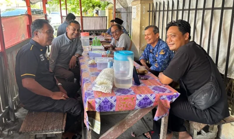 Bawaslu Sumbar dan awak media adu gagasan terkait pemisahan Pemilu nasional dan lokal di Warung Teh Talua, Padang, Rabu (20/5/2026). (Foto: Ist)