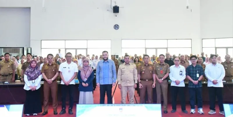 Wali Kota Padang Fadly Amran membuka Bimtek Digitalisasi Bansos bagi Agen Pendamping di Gedung Bagindo Aziz Chan, Balai Kota Aia Pacah, Senin (25/5/2026). (Foto: Pemko Padang)