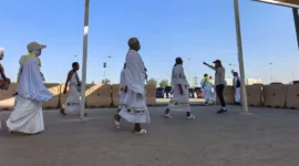 Aktivitas di Miqat Bir Ali mulai dipadati jemaah haji Indonesia pada pagi hari seiring meningkatnya pergerakan kloter dari Madinah menuju Makkah. (Foto: Kemenhaj) 