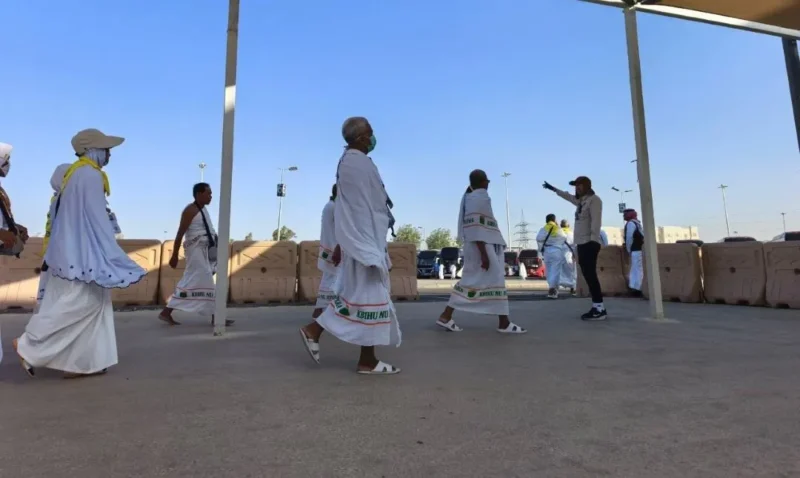 Aktivitas di Miqat Bir Ali mulai dipadati jemaah haji Indonesia pada pagi hari seiring meningkatnya pergerakan kloter dari Madinah menuju Makkah. (Foto: Kemenhaj) 
