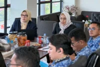 Kepala Dispar Padang, Yenni Yuliza beserta jajaran menghadiri brainstorming penyusunan RKPD dan RKA 2027 serta APBD Perubahan 2026 di Ruang Rapat Bappeda Padang, Rabu (20/5/2026). (Foto: Dispar Padang)