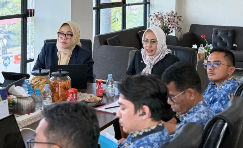 Kepala Dispar Padang, Yenni Yuliza beserta jajaran menghadiri brainstorming penyusunan RKPD dan RKA 2027 serta APBD Perubahan 2026 di Ruang Rapat Bappeda Padang, Rabu (20/5/2026). (Foto: Dispar Padang)