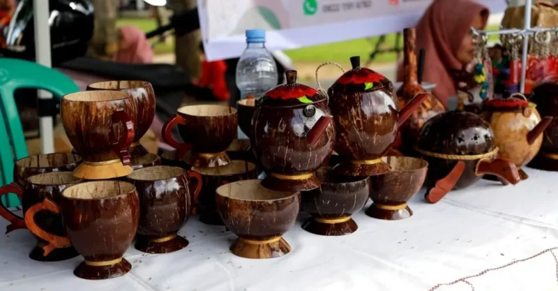 Puluhan brand kriya lokal memeriahkan kegiatan “Craftive Tanah Datar” dalam Karya Kriya II di Lapangan Cindua Mato, Batusangkar, pada Kamis (7/5/2026). (Foto: Kominfo Tanah Datar)