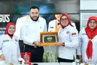 Wali Kota Padang, Fadly Amran menerima kunjungan rombongan Bundo Kanduang DPW IKM DKI Jakarta, di Gedung Putih Kediaman Resmi Wali Kota Padang, Rabu (13/5/2026). (Foto: Prokopim Padang)