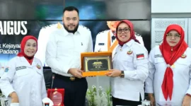 Wali Kota Padang, Fadly Amran menerima kunjungan rombongan Bundo Kanduang DPW IKM DKI Jakarta, di Gedung Putih Kediaman Resmi Wali Kota Padang, Rabu (13/5/2026). (Foto: Prokopim Padang)