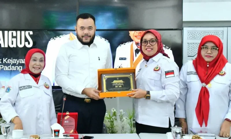 Wali Kota Padang, Fadly Amran menerima kunjungan rombongan Bundo Kanduang DPW IKM DKI Jakarta, di Gedung Putih Kediaman Resmi Wali Kota Padang, Rabu (13/5/2026). (Foto: Prokopim Padang)