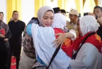 Bupati Dharmasraya, Annisa Suci Ramadhani, melepas 83 jemaah calon haji tahun 1447 H/2026 M di Masjid Agung Dharmasraya, Senin (4/5/2026). (Foto: Diskominfo Dharmasraya)