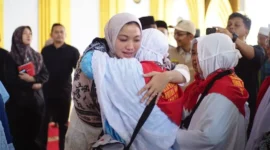 Bupati Dharmasraya, Annisa Suci Ramadhani, melepas 83 jemaah calon haji tahun 1447 H/2026 M di Masjid Agung Dharmasraya, Senin (4/5/2026). (Foto: Diskominfo Dharmasraya)