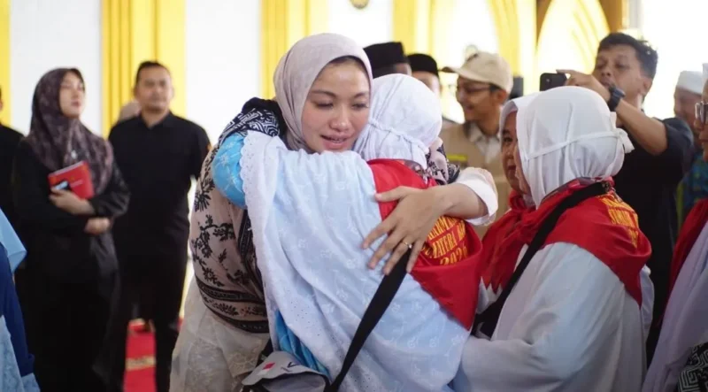 Bupati Dharmasraya, Annisa Suci Ramadhani, melepas 83 jemaah calon haji tahun 1447 H/2026 M di Masjid Agung Dharmasraya, Senin (4/5/2026). (Foto: Diskominfo Dharmasraya)