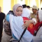 Bupati Dharmasraya, Annisa Suci Ramadhani, melepas 83 jemaah calon haji tahun 1447 H/2026 M di Masjid Agung Dharmasraya, Senin (4/5/2026). (Foto: Diskominfo Dharmasraya)