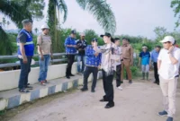 Bupati Dharmasraya, Annisa Suci Ramadhani, meninjau lanjutan pembangunan Jembatan Batang Mimpi di Nagari Sikabau, Kecamatan Pulau Punjung, Senin (4/5/2026). (Foto: Diskominfo Dharmasraya)