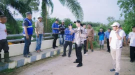Bupati Dharmasraya, Annisa Suci Ramadhani, meninjau lanjutan pembangunan Jembatan Batang Mimpi di Nagari Sikabau, Kecamatan Pulau Punjung, Senin (4/5/2026). (Foto: Diskominfo Dharmasraya)
