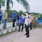 Bupati Dharmasraya, Annisa Suci Ramadhani, meninjau lanjutan pembangunan Jembatan Batang Mimpi di Nagari Sikabau, Kecamatan Pulau Punjung, Senin (4/5/2026). (Foto: Diskominfo Dharmasraya)