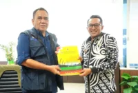 Bupati Tanah Datar Eka Putra serahkan dokumen kepada Deputi Bidang Rehabilitasi dan Rekonstruksi BNPB, Jarwansah. (Foto: Prokopim Tanah Datar)