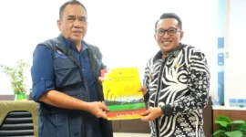 Bupati Tanah Datar Eka Putra serahkan dokumen kepada Deputi Bidang Rehabilitasi dan Rekonstruksi BNPB, Jarwansah. (Foto: Prokopim Tanah Datar)