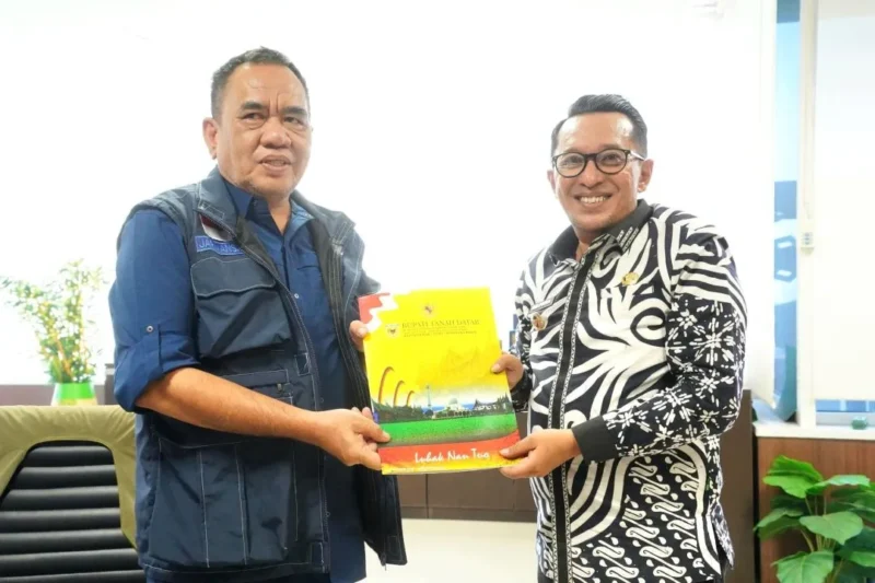 Bupati Tanah Datar Eka Putra serahkan dokumen kepada Deputi Bidang Rehabilitasi dan Rekonstruksi BNPB, Jarwansah. (Foto: Prokopim Tanah Datar)