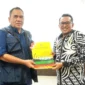 Bupati Tanah Datar Eka Putra serahkan dokumen kepada Deputi Bidang Rehabilitasi dan Rekonstruksi BNPB, Jarwansah. (Foto: Prokopim Tanah Datar)