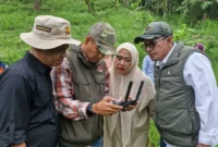 Bupati Tanah Datar, Eka Putra meninjau sabo dam kaki Gunung Sago, Sabtu (16/5/2026). (Foto: Prokopim Tanah Datar)