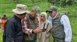 Bupati Tanah Datar, Eka Putra meninjau sabo dam kaki Gunung Sago, Sabtu (16/5/2026). (Foto: Prokopim Tanah Datar)