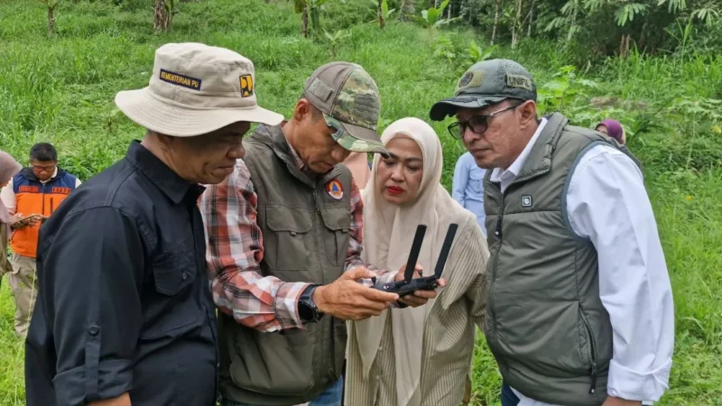 Bupati Tanah Datar, Eka Putra meninjau sabo dam kaki Gunung Sago, Sabtu (16/5/2026). (Foto: Prokopim Tanah Datar)