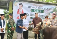 Bupati Kepulauan Mentawai Rinto Wardana menyerahkan bantuan satu ekor sapi kurban kepada pengurus Masjid Al-Furqon di Sikakap, Selasa (27/5/2026). (Foto: Prokopim Mentawai)