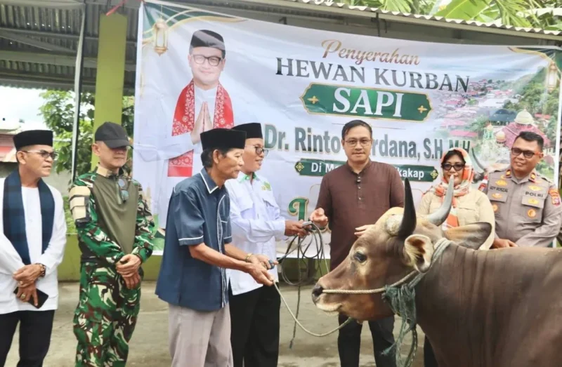 Bupati Kepulauan Mentawai Rinto Wardana menyerahkan bantuan satu ekor sapi kurban kepada pengurus Masjid Al-Furqon di Sikakap, Selasa (27/5/2026). (Foto: Prokopim Mentawai)