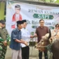 Bupati Kepulauan Mentawai Rinto Wardana menyerahkan bantuan satu ekor sapi kurban kepada pengurus Masjid Al-Furqon di Sikakap, Selasa (27/5/2026). (Foto: Prokopim Mentawai)