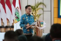 Bupati Solsel, Khairunas membuka kegiatan Verifikasi Data Penerima Manfaat Program Bantuan Pasang Baru Listrik, Sekolah Rakyat, serta Evaluasi dan Sinkronisasi Data SIMSALABIM di Aula Sarantau Sasurambi, Kamis (7/5/2026). (Foto: Humas Pemkab Solsel)
