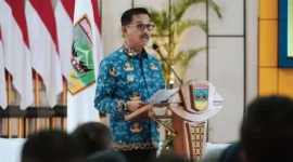 Bupati Solsel, Khairunas membuka kegiatan Verifikasi Data Penerima Manfaat Program Bantuan Pasang Baru Listrik, Sekolah Rakyat, serta Evaluasi dan Sinkronisasi Data SIMSALABIM di Aula Sarantau Sasurambi, Kamis (7/5/2026). (Foto: Humas Pemkab Solsel)