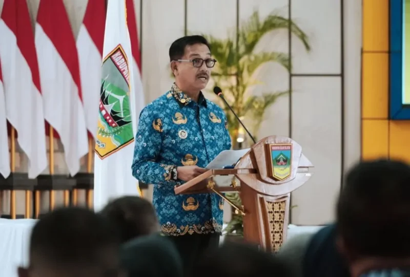 Bupati Solsel, Khairunas membuka kegiatan Verifikasi Data Penerima Manfaat Program Bantuan Pasang Baru Listrik, Sekolah Rakyat, serta Evaluasi dan Sinkronisasi Data SIMSALABIM di Aula Sarantau Sasurambi, Kamis (7/5/2026). (Foto: Humas Pemkab Solsel)